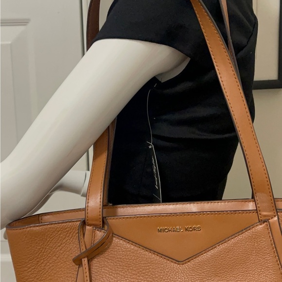 Michael Kors beautiful tan color leather bag classic  comes with their desk bag - Picture 4 of 16